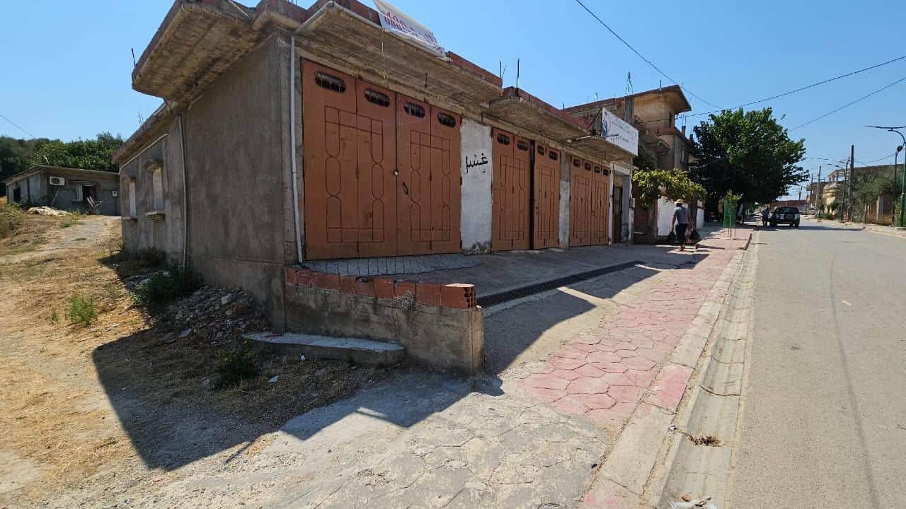 Bâtiment à vendre – Plain-pied avec 3 façades au centre d’Aïn Kerma (El Tarf) - Photo 1