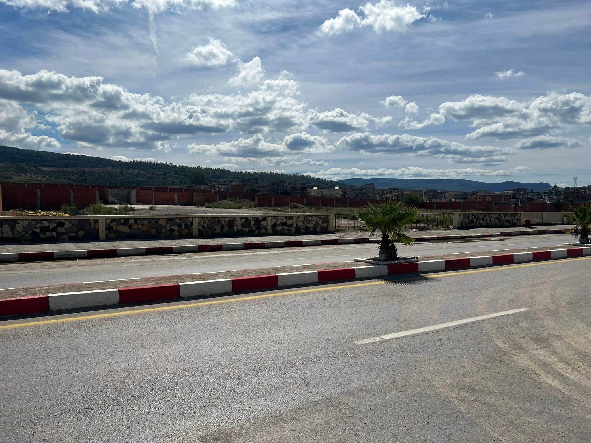 Terrain à vendre – Usage commercial ou résidentiel - Photo 2