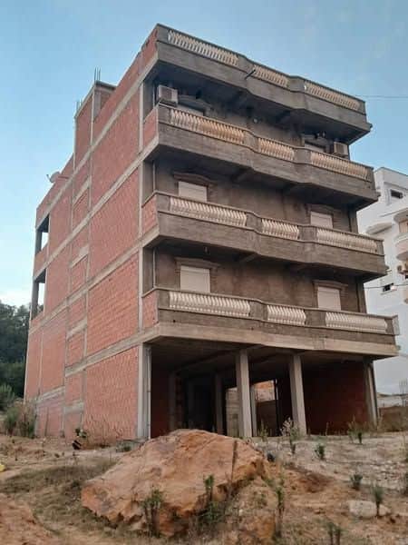 Bâtiment semi-fini à vendre – 4 étages + terrasse, vue sur le lac Oubira – El Kala - Photo 1