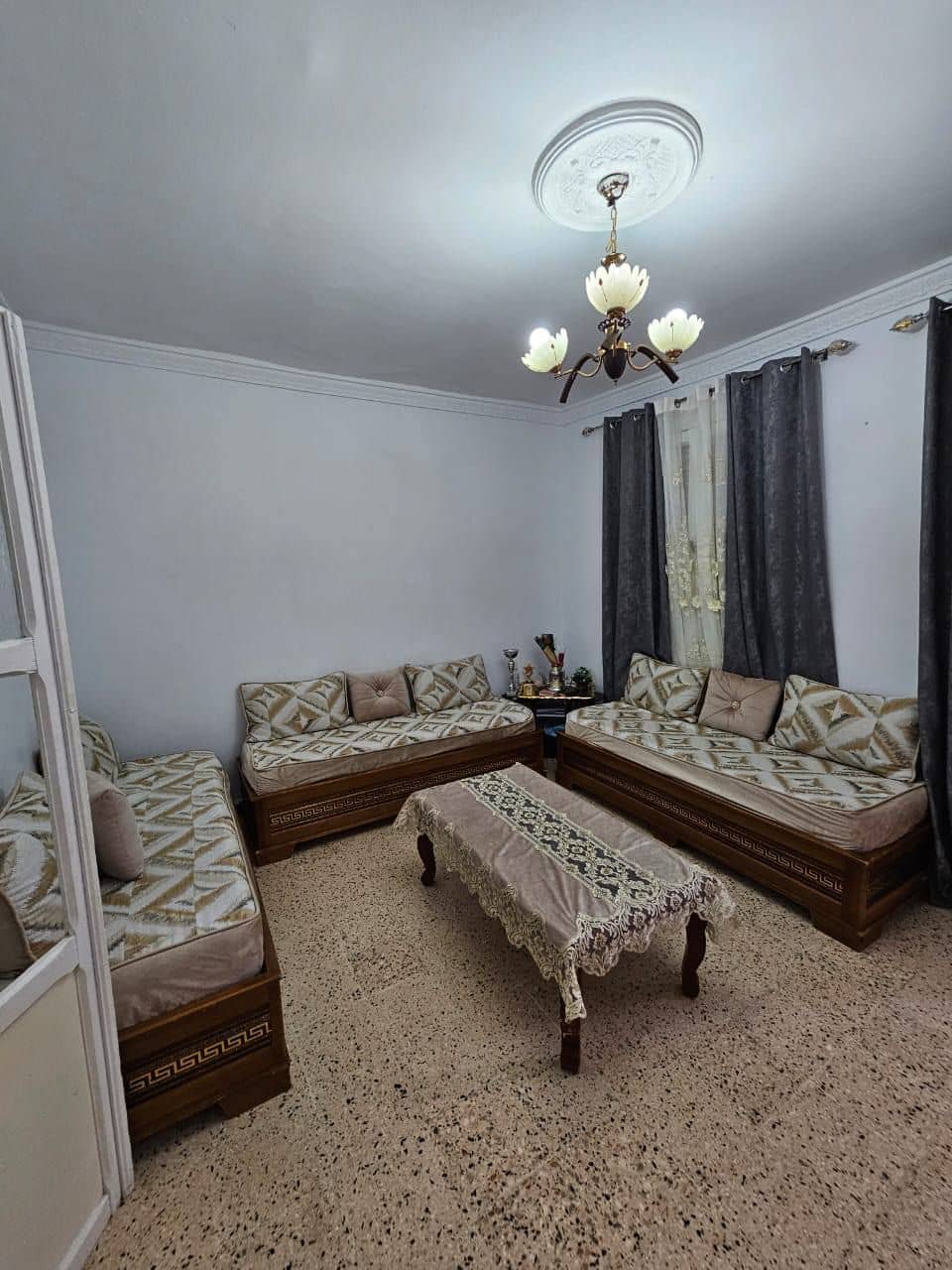 Appartement F3 à vendre – 1er étage, centre-ville El Kala - Photo 1