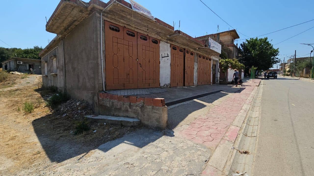Bâtiment à vendre – Plain-pied avec 3 façades au centre d’Aïn Kerma (El Tarf)-0