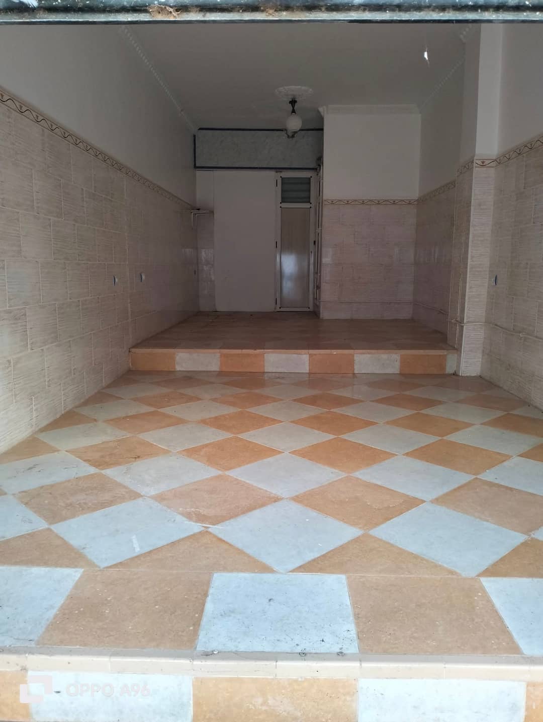 Local Commercial à Vendre – Cité Makam Chahid (Bouira) - Photo 1