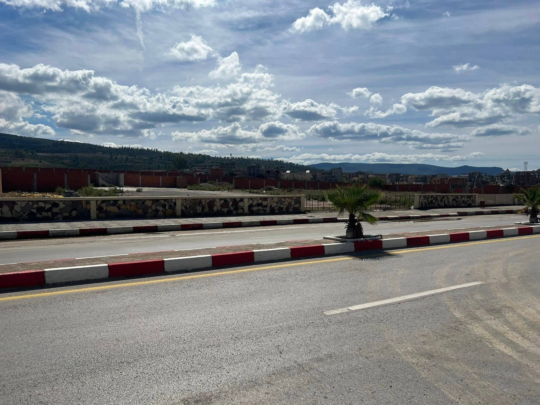 Terrain à vendre – Usage commercial ou résidentiel-1