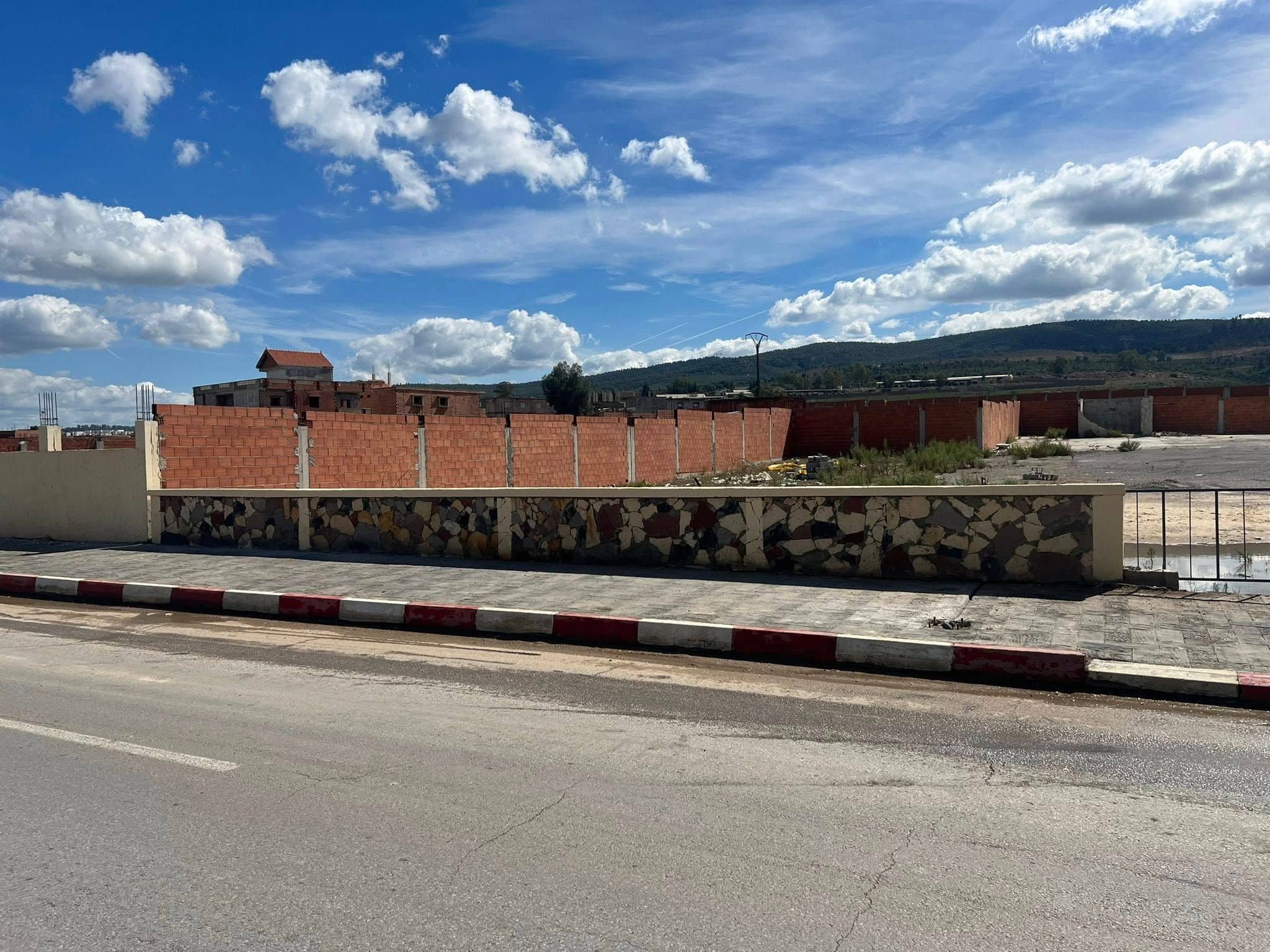 Terrain à vendre – Usage commercial ou résidentiel-3