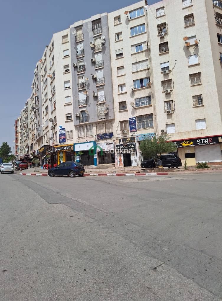 À VENDRE – Service / Bureau-0