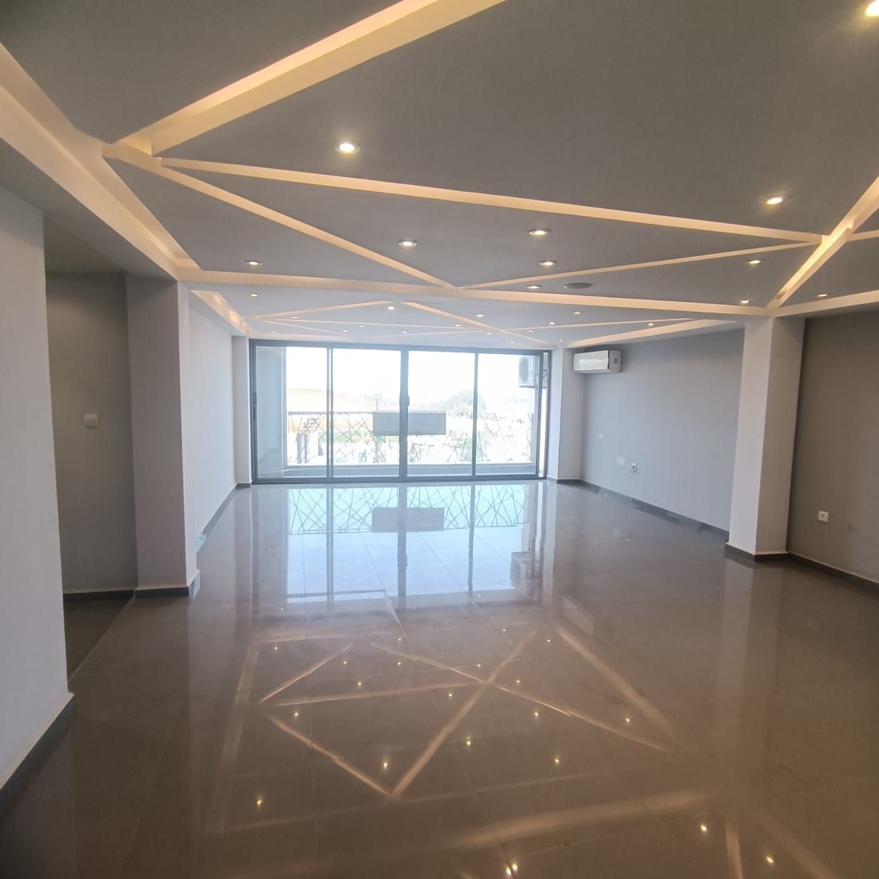 Showroom à louer – Mahelma