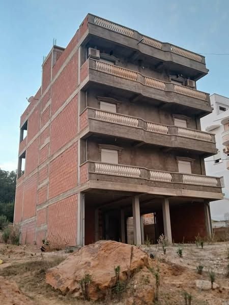 Bâtiment semi-fini à vendre – 4 étages + terrasse, vue sur le lac Oubira – El Kala